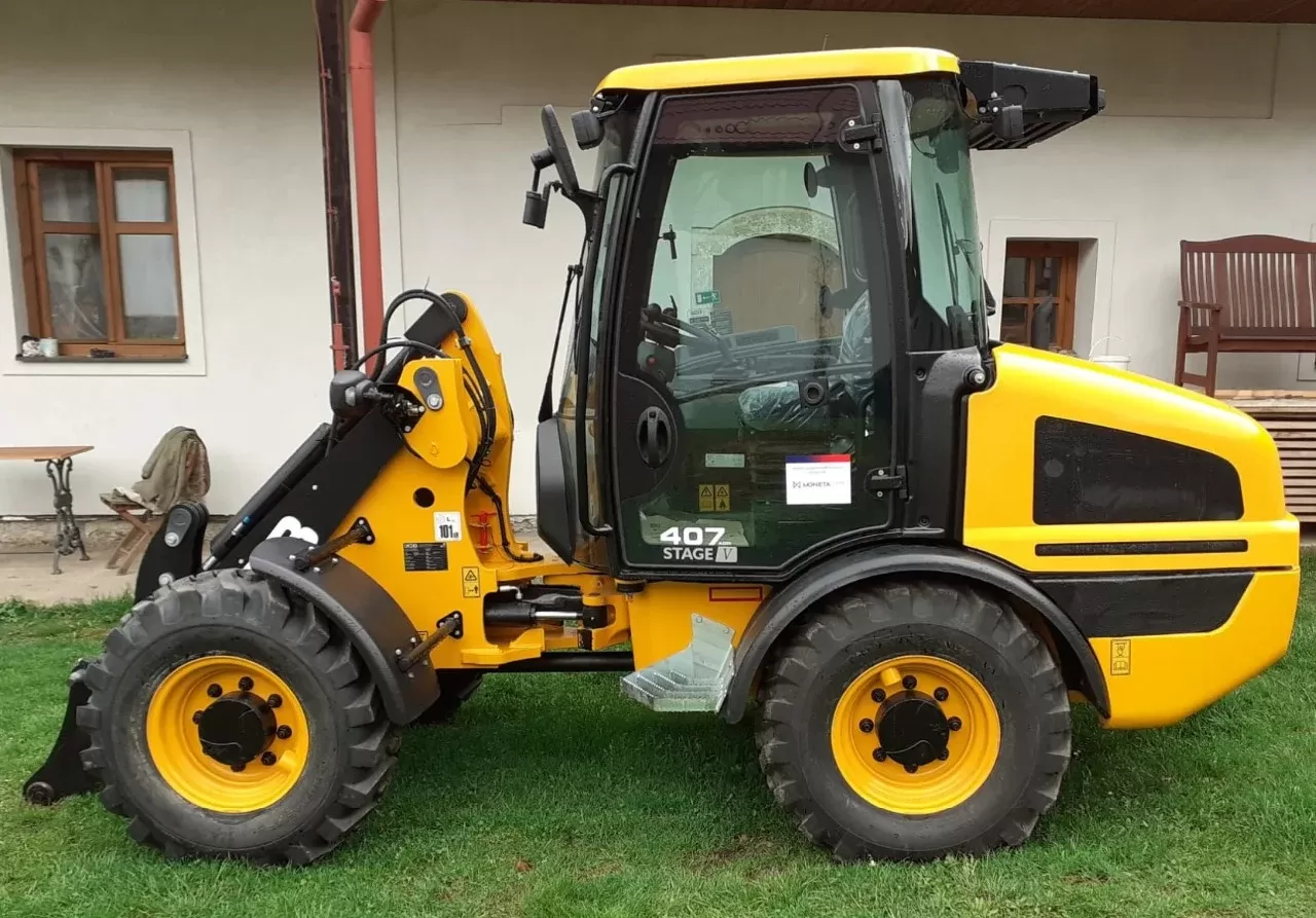 KOLOVÝ NAKLADAČ JCB 407 SW AG